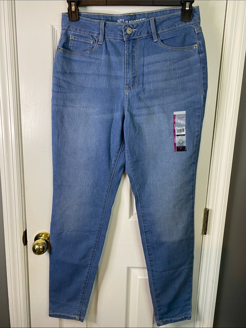 No Boundaries Women's Skinny Jeans in Light Blue Wash Size 9.